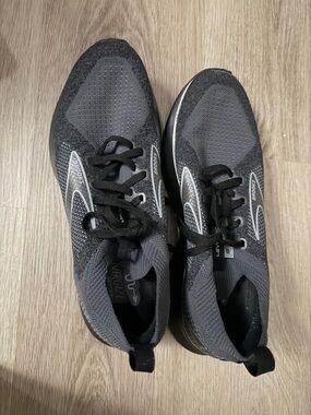 Brooks Men's Black and Gray Levitate Stealth Fit Running Shoes